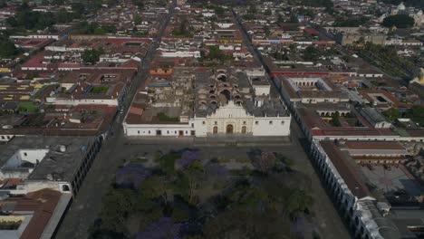 Catedral-Histórica-Con-Impresionante-Fachada