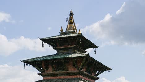 Time-lapse-De-Un-Edificio-En-Katmandú,-Nepal,-Time-lapse-De-La-Plaza-Durbar-Con-Nubes-En-Movimiento,-Un-Famoso-Edificio-De-Arquitectura-Budista,-Una-Popular-Atracción-Turística-Y-Destino-Turístico