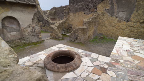 Restos-De-Un-Antiguo-Puesto-De-Comida-Romano-O-Termopolio-En-El-Sitio-Arqueológico-Histórico-De-Herculano,-Al-Pie-Del-Monte-Vesubio