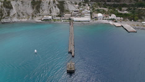 Vista-Aérea-En-4K-Del-Muelle-De-La-Mina-De-Pomice-Abandonada-De-Lipari,-Italia