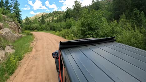 POV---Vista-Del-Vehículo-Conduciendo-Desde-El-Techo-En-Phantom-Canyon,-Colorado