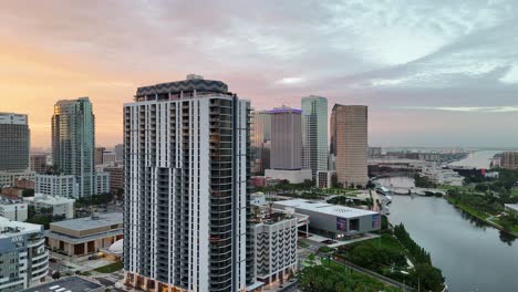 Toma-Aérea-De-Un-Dron-Que-Gira-A-Través-Del-Centro-De-Tampa-Durante-El-Amanecer