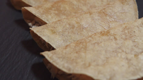 Hermosa-Toma-En-Cámara-Lenta-De-Un-Conjunto-De-Enchiladas-De-Pollo-Con-Tortilla-Frita-Mexicana-Dentro-De-La-Cocina-De-Un-Restaurante-Con-Luz-Natural