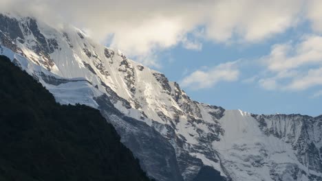 Time-lapse-De-Paisajes-De-Las-Montañas-Del-Himalaya,-Time-lapse-De-Nepal-De-Nubes-Moviéndose-Sobre-La-Cumbre-De-Una-Montaña-Nevada-Y-Paisaje-De-Picos-En-Un-Viaje-De-Senderismo-Y-Trekking-Con-Vistas-Increíbles