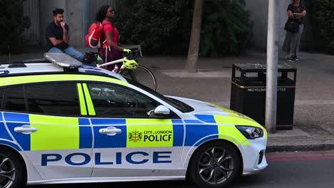 Policía-De-La-Ciudad-De-Londres-Con-Las-Luces-Encendidas,-Londres,-Reino-Unido