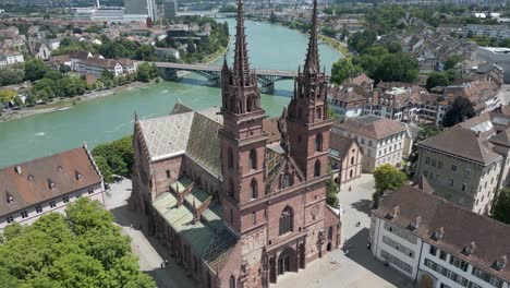 4K-Drohnenvideo-Vom-Eingang-Und-Platz-Einer-Gotischen-Kirche-In-Basel,-Schweiz,-Am-Rhein