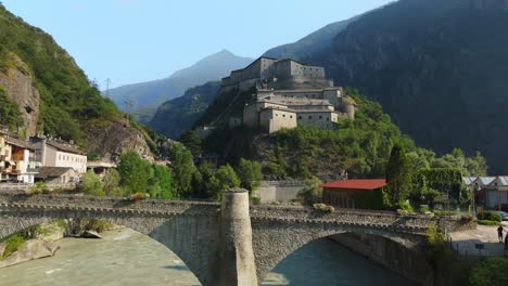 Fuerte-Bard-En-El-Valle-De-Aosta,-Italia,-Con-Arquitectura-Histórica-Y-Un-Pintoresco-Paisaje-Montañoso