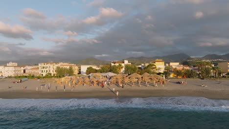 4k-Luftaufnahme-Des-Strandrestaurants-Portorosa-Bei-Sonnenuntergang