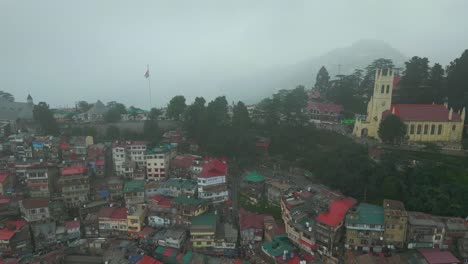 Vista-Aérea-De-La-Estación-De-Montaña-De-Shimla,-Calle-Comercial