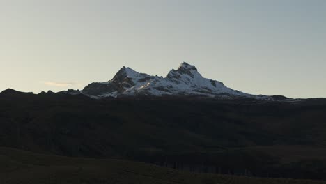 Carihuairazo-Von-Einer-Drohne-Aus,-Inaktiver-Vulkan-In-Ecuador-In-Den-Westlichen-Anden