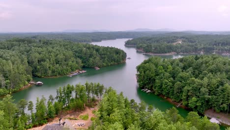 Impulsión-Aérea-Sobre-El-Lago-James,-Carolina-Del-Norte,-Bienes-Raíces