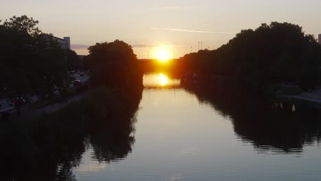 Sonnenuntergang-Blick-Auf-Die-Sonnenreflexion-In-Der-Saar-In-Deutschland,-Sonnenuntergang-In-Europa