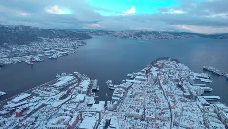 Paisaje-Urbano-De-Bergen-Cubierto-De-Nieve-En-Un-Día-De-Invierno,-Vista-Aérea-Con-Drones