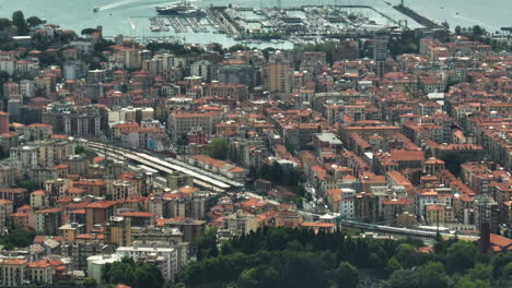 Edificios-Densos-Y-Estación-Central-De-Trenes-En-La-Ciudad-Portuaria-De-La-Spezia-En-Liguria,-Italia