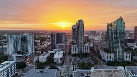 Drohnenaufnahme-Eines-Sonnenaufgangs-In-Der-Innenstadt-Von-Tampa