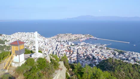 Kavala,-Grecia,-Vista-Panorámica-Aérea-De-La-Ciudad-Y-La-Montaña,-Punto-De-Interés-Tomado-Con-Drones