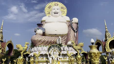 Templo-Budista-Wat-Plai-Laem-En-La-Isla-De-Koh-Samui,-Tailandia.-Inclinación-Hacia-Arriba-De-La-Gran-Escultura-De-Buda.