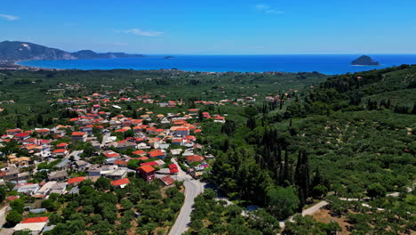 Pueblo-En-Zante,-Zakynthos-Cerca-Del-Mar-Jónico,-Paisaje-De-Vacaciones-En-Grecia,-Vista-Aérea