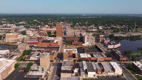 Aerial-Tracking-Shot-Above-Stolp-Island,-Aurora,-Illinois