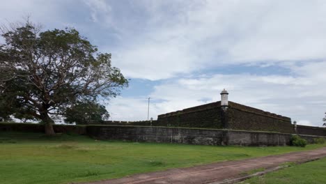 Vea-La-Fortaleza-De-São-José-De-Macapá-Desde-El-Río-Amazonas,-Mostrando-Su-Imponente-Presencia