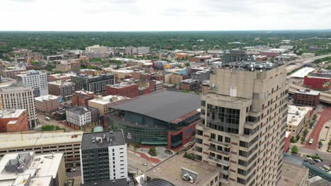 Beautiful-4K-Drone-video-of-downtown-Grand-Rapids,-MI-on-a-summer-day