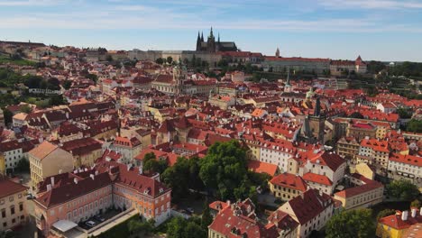 Luftaufnahmen-Von-Drohnen-Zeigen-Die-Historischen-Dächer-Prags-Mit-Der-Majestätischen-Prager-Burg-Im-Hintergrund-Und-Fangen-Die-Schönheit-Dieser-Kulturell-Reichen-Europäischen-Stadt-Ein