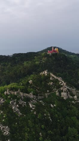 Pena-Palast-Und-Maurenburg-In-Sintra,-Portugal,-Vertikales-Video