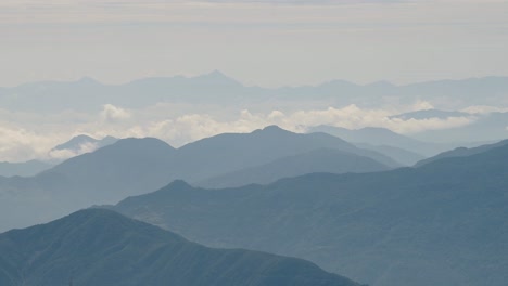 Fondo-De-Montañas-Azules-Brumosas-Con-Espacio-De-Copia,-Capas-De-Niebla-De-Un-Hermoso-Paisaje-De-Montaña-Azul-Con-Espacio-De-Copia,-Fondo-De-Naturaleza-Con-Vista-Aérea-Elevada-En-El-Himalaya-En-Nepal