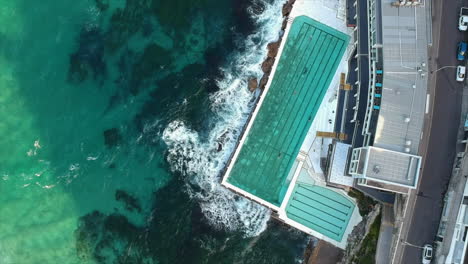 Piscina-De-La-Playa-Bondi-Desde-El-Aire-Con-Dron-4k-En-Australia