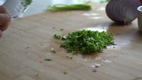 Picar-Un-Manojo-De-Hojas-De-Cilantro-En-Trozos-Pequeños-Para-Decorar-Y-Dar-Sabor.-Ingredientes-Especiales-Para-Cocinar-Una-Comida.-Dos-Latas-De-Frijoles.-Arroz.-Plátano.-Aguacate.-Rojo.