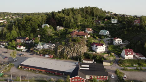 A-Panoramic-Outlook-on-the-Charming-and-Stylish-Villas-in-Ljungskile,-Bohuslan,-Sweden---Aerial-Drone-Shot