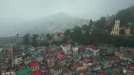 Vista-Aérea-De-La-Estación-De-Montaña-De-Shimla,-Calle-Comercial