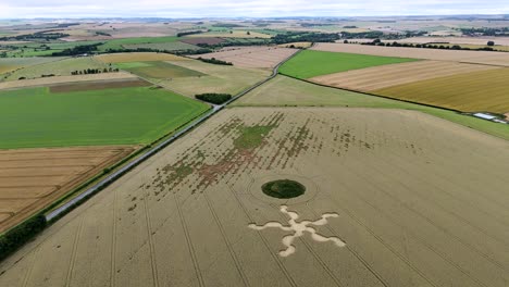 Vista-Aérea-Que-Rodea-La-Formación-De-Cultivos-En-Forma-De-Estrella-De-Salisbury-Y-El-Movimiento-De-Tierras-De-Stone-Henge,-Un-Vasto-Paisaje-Rural