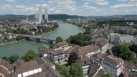 Vídeo-De-Dron-En-4K-Del-Puente-Wettsteinbrücke-Sobre-El-Río-Rin-Con-Modernos-Rascacielos-En-Basilea,-Suiza