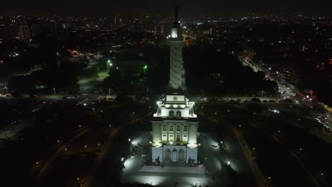 Vista-Aérea-Nocturna-Del-Impresionante-Monumento-Histórico-A-Los-Héroes-De-La-Restauración.