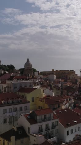 Paisaje-Urbano-De-Lisboa,-Portugal,-Vista-Aérea,-Vídeo-Vertical