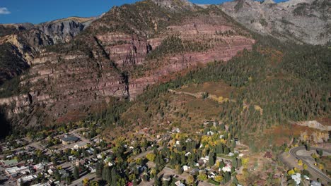 Vista-Aérea-De-Oura,-Colorado,-EE.-UU.,-Y-Las-Laderas-De-Las-Montañas-De-San-Juan-En-Un-Soleado-Día-De-Otoño