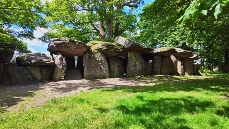 Die-Neolithische-Galerie-Graviert-La-Roche-Aux-Fées-In-Der-Bretagne,-Frankreich