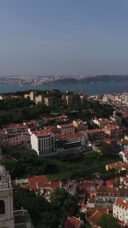 Vista-Aérea-De-La-Ciudad-Y-El-Castillo-De-Lisboa,-Portugal,-Vídeo-Vertical