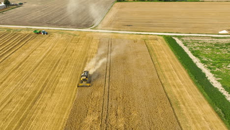 Mähdrescher-Bei-Der-Arbeit-In-Einem-Weizenfeld,-Luftaufnahme-Von-Landwirtschaftlichen-Maschinen-Im-Einsatz