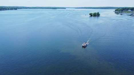 Wunderschöner-Lake-Pewaukee-Im-Waukesha-County,-Wisconsin