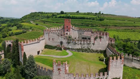 Luftaufnahme-Des-Schlosses-Soave-In-Italien-Mit-Mittelalterlicher-Architektur-Und-Wunderschöner-Landschaft