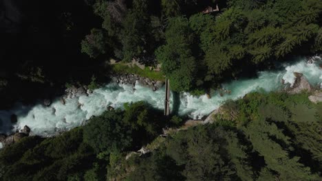 El-Río-Dora-Baltea-Fluye-A-Través-De-Bosques-Densos-En-Pre-Saint-Didier,-Alpes-Italianos,-Vista-Aérea