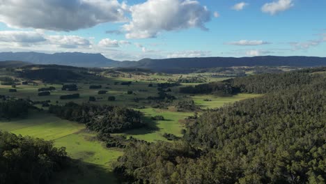 Green-fields-and-mountains,-Tasmania-hinterland,-Australia