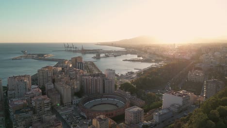 Vista-Aérea-De-La-Plaza-De-Toros-De-Málaga-Al-Atardecer,-Capturando-La-Vibrante-Esencia-De-La-Ciudad.