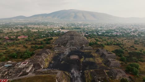 Vista-Aérea-Desde-Atrás-Con-Vista-A-La-Pirámide-De-La-Luna,-La-Plaza-De-La-Luna-Y-El-Templo-Del-Jaguar,-Teotihuacán,-México