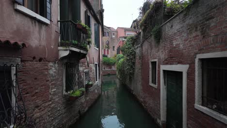 Idyllischer,-Bezaubernder-Blick-Auf-Den-Schmalen-Kanal-Von-Venedig