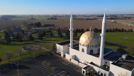 Islamic-Center-of-Greater-Toledo-towers-with-symbols-and-golden-dome-in-Perrysburg,-Ohio,-USA