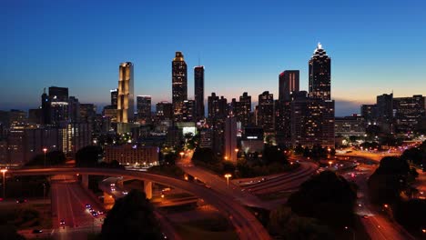 Toma-Aérea-De-Un-Dron-Saliendo-Del-Centro-De-Atlanta-Durante-La-Hora-Azul