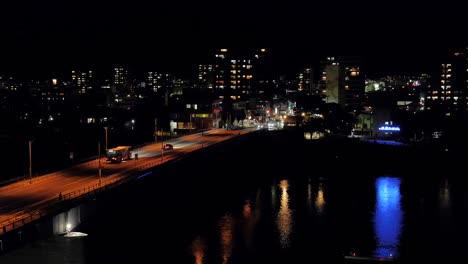 Una-Hermosa-Vista-Nocturna-De-Verano-A-Través-Del-Puente-Nagara-En-Gifu,-Japón.